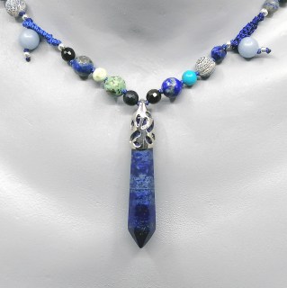 Edelstein Anhänger Lapis Lazuli hängend, handgeknüpft, gehäkelter Verschluss